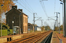 Les quais et voies de la halte SNCF, et l'ancien bâtiment voyageurs