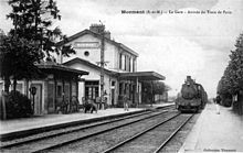 Vue de l'intérieur de la gare avec un train à vapeur, vers 1900.