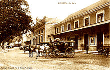 Calèche devant la gare d'Avignon au début du XXe siècle.