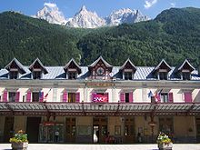 Gare de Chamonix-Mont-Blanc, le bâtiment voyageurs avec le Mont-Blanc en arrière plan.