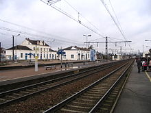 L'intérieure de la gare avec ses voies, quais et bâtiments
