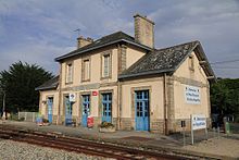 Vue du bâtiment voyageurs de la gare de Plouharnel - Carnac en 2011.