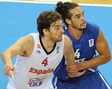 Joakim Noah défendant sur Pau Gasol lors de l'eurobasket2011