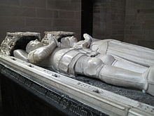 Photo représentant les statues mortuaires d'Olivier V de Clisson et Marguerite de Rohan, couchées côte à côte. Ces gisants sont en marbre blanc.