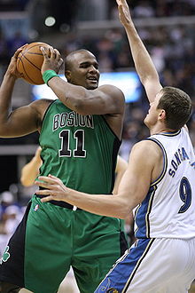 Le joueur des Celtics de Boston Glen Davis (n°11) protégant le ballon de basket-ball du défenseur des Wizards de Washington Darius Songaila (n°9)
