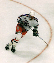 Photo couleur de Gretzky qui patine avec un maillot des Rangers.