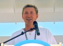 Photographie de Wayne Gretzky faisant un discours
