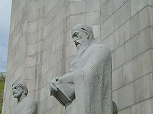 Statue de Grégoire de Tatev (avec Toros Roslin à gauche), façade principale du Matenadaran, Erevan