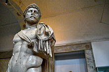 Statue d’Hadrien héroïsé vue de façon plongeante.
