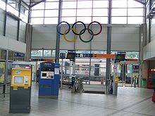 Le hall de la gare avec les anneaux olympiques