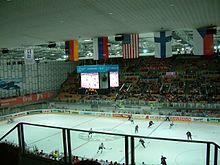Photo de l'intérieur de l'Olympiahalle Innsbruck durant une partie du championnat du monde de hockey sur glace 2005.