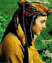 Jeune femme hémichie de la région de Rize, en Turquie