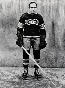 Photo noir et blanc de Howie Morenz qui pose en tenue de hockeyeur.