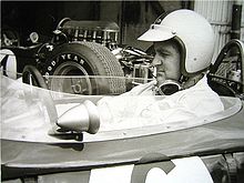 Photo de Denny Hulme dans le cockpit d'une Brabham-Climax.