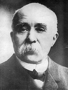 Photographie noir et blanc, Georges Clemenceau déjà âgé est dégarni et porte une large moustache blanche.