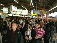 Photographie montrant la foule sur les quais de la gare d'Ōsaka
