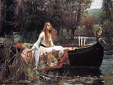 Une femme en robe est assise dans une barque, laquelle se trouve sur un cours d'eau parmi les arbres.