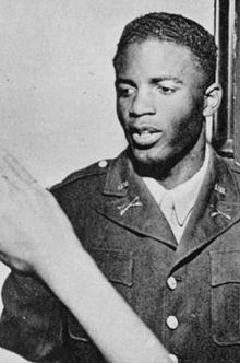 Photographie noir et blanc de Jackie Robinson en uniforme militaire