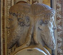 Statue d'argile du dieu grecque Janus.