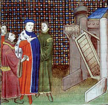Enluminure du Moyen Âge représentant sur la gauche le duc Jean IV de Bretagne vêtu d'un manteau rouge et bleu bordé d'hermine de Bretagne, entouré de trois de ses conseillers ; sur la droite, la façade d'un château-fort dont le pont-levis est levé.