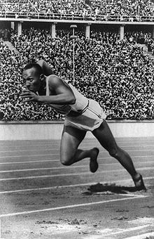 Photographie de Jesse Owens au départ d'une course