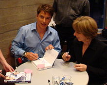 Accéder aux informations sur cette image nommée John Barrowman book signing.jpg.