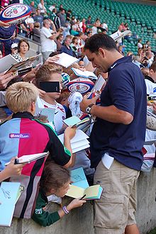 Photo de Martin Johnson en train de signer des autographes au bord les tribunes du stade de Twickenham.