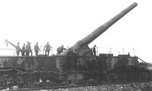 Photographie montrant le roi George V inspecte le H.M. Gun « Boche Buster », canon naval de 14 pouces monté sur chemin de fer, à Marœuil, à 10 km au nord-ouest d’Arras, en France, le 8 août 1918