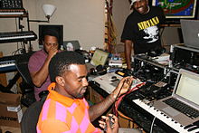 Kanye West en studio avec son mentor No I.D. (à gauche)