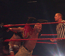 Chavo Guerrero en tant que Kerwin White dans un match contre Tajiri en 2005.