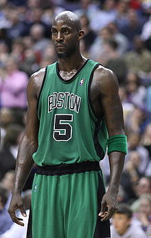 Transpirant dans son uniforme vert et noir, le joueur de basket-ball Kevin Garnett, n°5 des Celtics de Boston, attend la reprise du jeu.