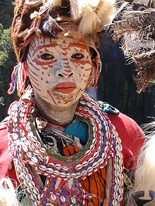 Une femme kikuyu en costume traditionnel