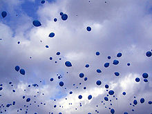 Photographie du lâcher de ballons bleus de 2007, appelé "sculpture aérostatique"
