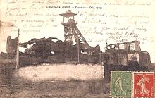 Photographie en noir et blanc de la fosse no 2 en décembre 1919, montrant que les bâtiments de la fosse ont été bombardés ou sabotés, mais le chevalement est toujours debout et intact.