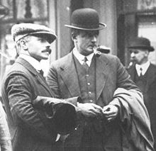 Pitman (à gauche) et Charles Lightoller après le naufrage