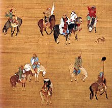 Peinture de dix personnes montant un cheval au cour d'une partie de chasse à laquelle participent des chiens. Au centre, un personnage est vêtue d'une grosse fourrure blanche et noire. Parmi les autres personnages, deux sont de couleurs noires et un blanc.