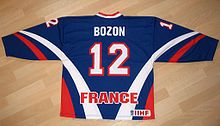 Photo du maillot bleu de l'équipe de France de hockey avec le numéro 12 et le nom de Bozon