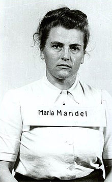 Maria Mandl après son arrestation par les forces armées américaines.