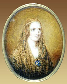 Portrait ovale d'une femme portant un châle et un fin bandeau autour de la tête, sur un arrière-plan couleur de lin.