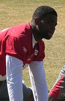 Accéder aux informations sur cette image nommée Michael Crabtree at 49ers training camp 2010-08-09 1.JPG.