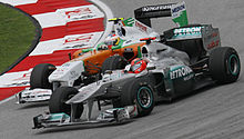 Photo de Michael Schumacher en lutte avec Adrian Sutil au Grand Prix de Malaisie 2011