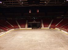 Une arène vide avec la surface en glace et le tableau des scores