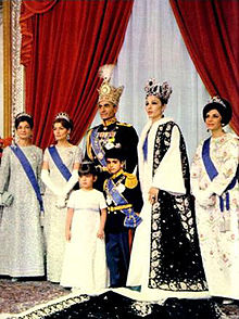 De gauche à droite, la princesse Ashraf Pahlavi, la princesse Shahnaz Pahlavi, l'empereur d'Iran Mohammad Reza Shah Pahlavi, la Shahbanou Farah Pahlavi et la princesse Shams Pahlavi. Au milieu, en avant-plan, la princesse Farahnaz Pahlavi et le prince héritier Reza Pahlavi.