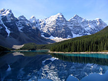 Photographie du lac Moraine, avec, en arrière-plan, les montagnes d'Alberta, et les neiges éternelles qui couvrent leur sommet