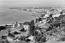 Photo noir et blanc présentant une vue en hauteur de la ville et du port.