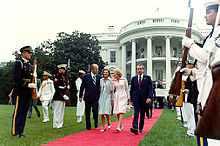 Gerald et Betty Ford, Pat et Richard Nixon sur un tapis rouge, entre des Marines, devant la Maison-Blanche.