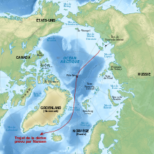  Portion du globe terrestre centrée sur le pôle Nord, montrant les masses continentales de l'Eurasie et de l'Amérique, ainsi que le Groenland, le Spitzberg et les îles de Nouvelle-Sibérie. La dérive théorique est figurée par une ligne qui part des îles de Nouvelle-Sibérie, passe par le pôle Nord et aboutit dans l'océan Atlantique entre le Spitzberg et le Groenland.