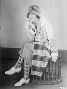 Accéder aux informations sur cette image nommée Norma Shearer portrait.jpg.