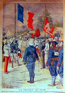 Illustration en couleur de l'occupation de Trat en 1904, montrant au premier plan des soldats français hissant leur drapeau, au second plan des soldats siamois et leur drapeau en train d'être baissé. L'image est titrée « La France au Siam ».