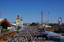 Oktoberfest 2007, grande foule dans les avec en premier plan la tour surmonté d'une mass de bière de la Paulaner